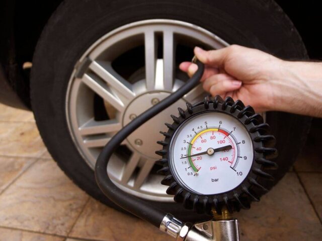 Thế nào là bơm lốp xe ô tô chuẩn áp suất?