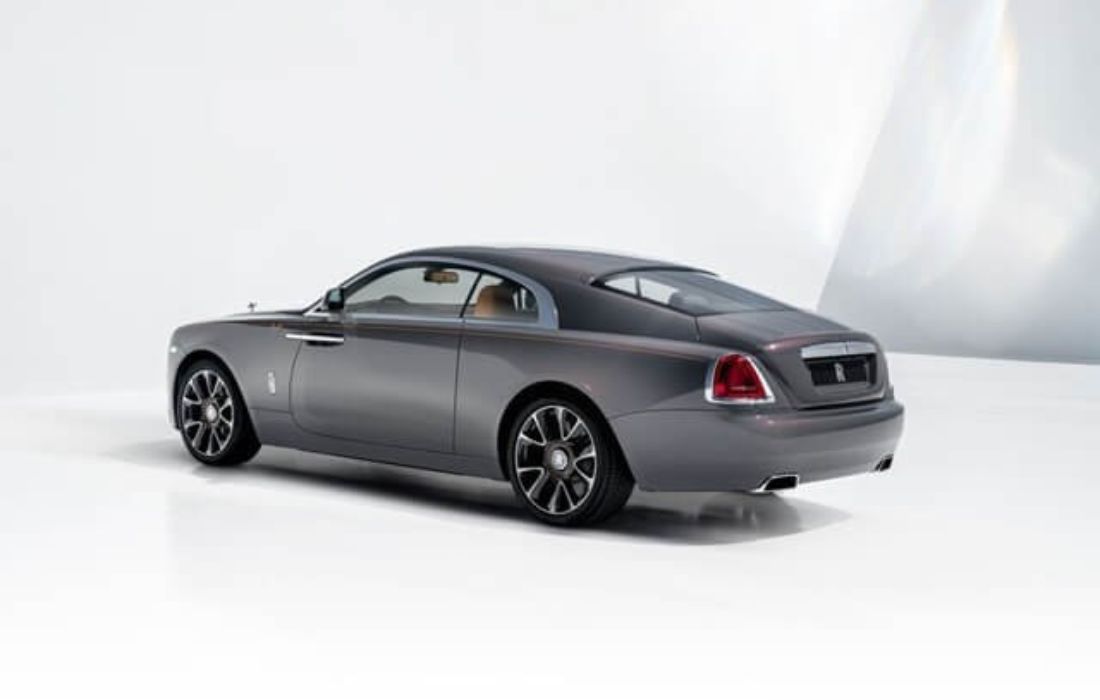 Thân xe Rolls Royce Wraith được thiết kế gọn gàng, thuôn dài