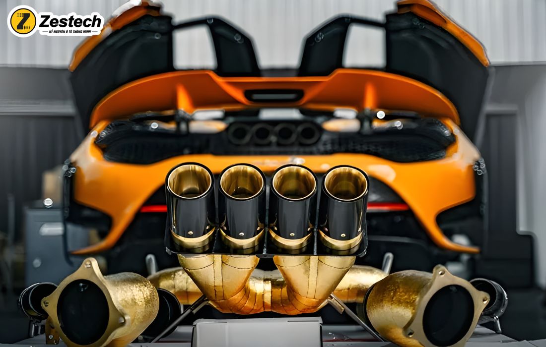 McLaren 765LT sử dụng động cơ V8 dung tích 4.0L và hộp số 7 cấp