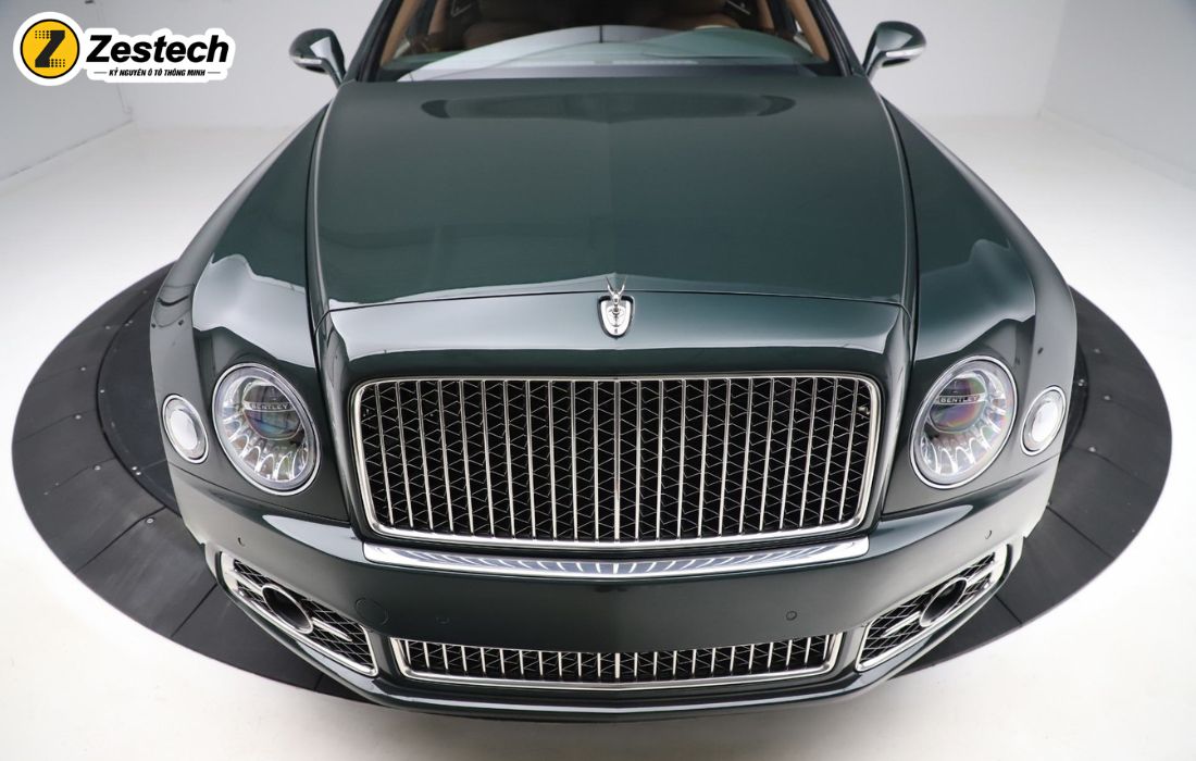 Phần đầu xe Bentley Mulsanne được thiết kế theo phong cách truyền thống của hãng