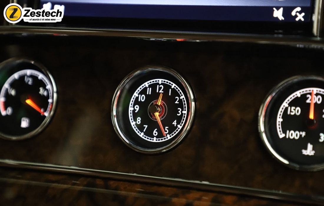 Bảng đồng hồ trên Bentley Mulsanne hiển thị các thông tin cần thiết