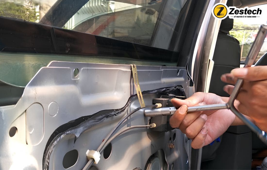 Kiểm tra hệ thống dây điện và đệm cửa khi cửa kính ô tô bị kẹt
