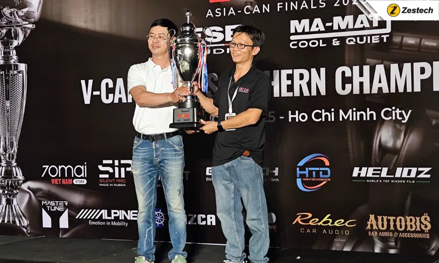 Đại diện Nhà tài trợ Zestech trao giải