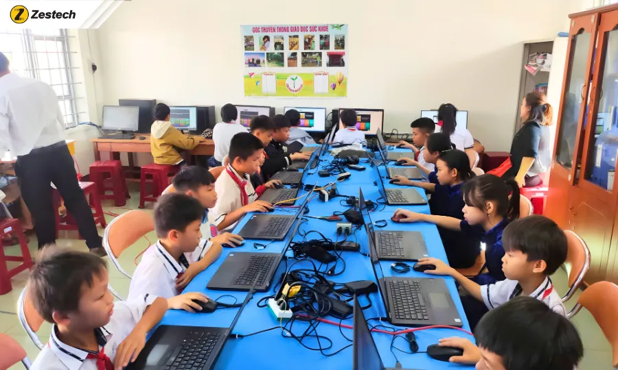 Bên cạnh đó là các bài kiểm tra lý thuyết trên máy tính