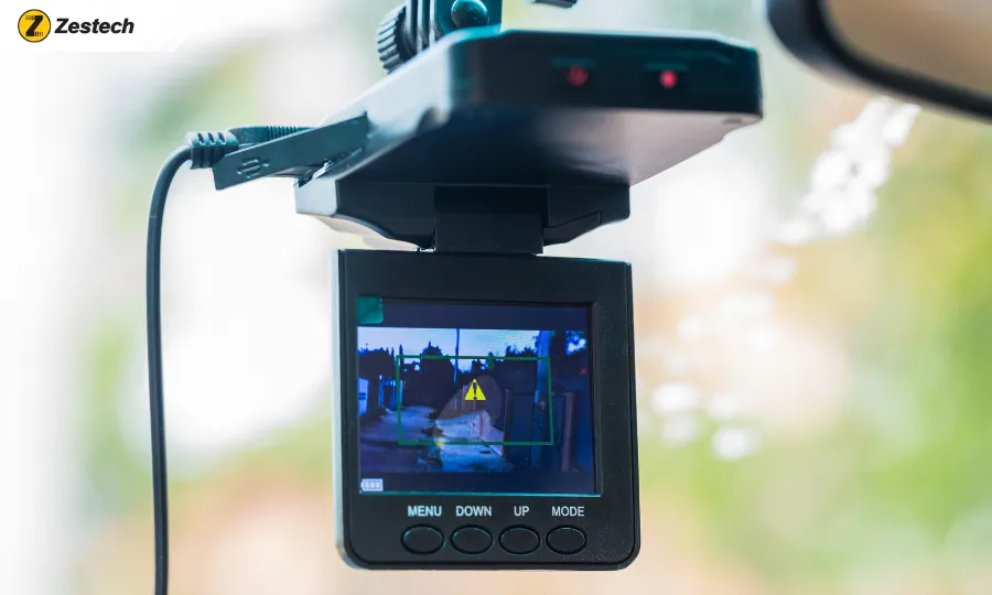 Camera hành trình ô tô là thiết bị ghi hình được lắp phía đầu xe ô tô hướng ra bên ngoài kính lái