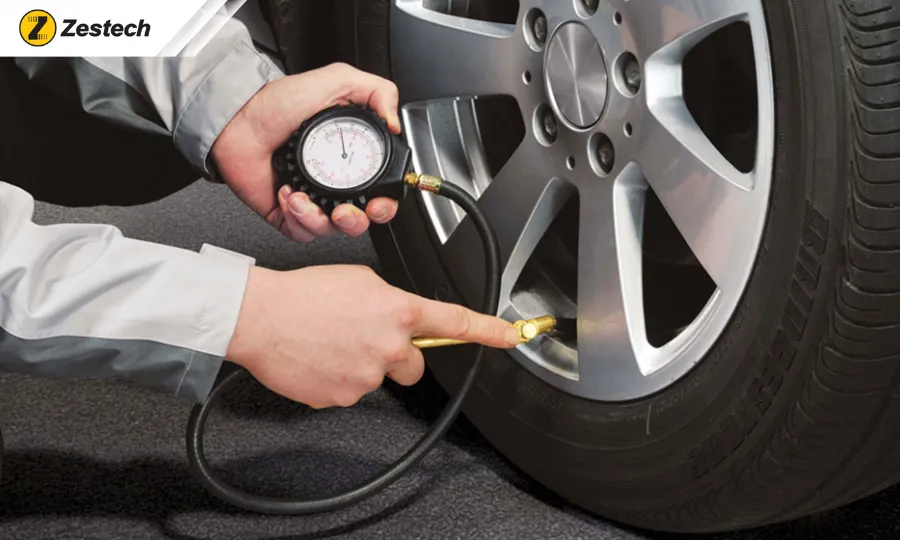 Gắn đầu bơm vào van lốp