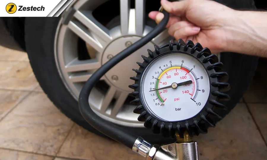 Tiến hành bơm lốp ô tô