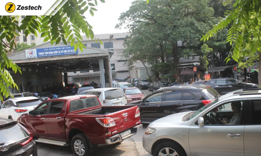 Chính thức bỏ dán tem phí đường bộ trên kính lái từ 1/1/2026 4 Nộp phí đường bộ khi đi đăng kiểm