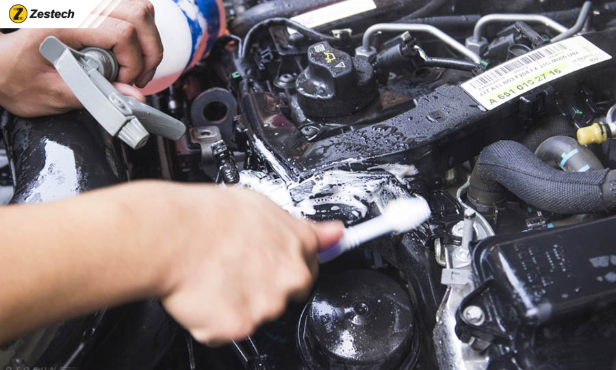 Quy trình 7 bước vệ sinh khoang máy ô tô chuẩn detailing 4 Vệ sinh thô và thổi bụi chuyên dụng