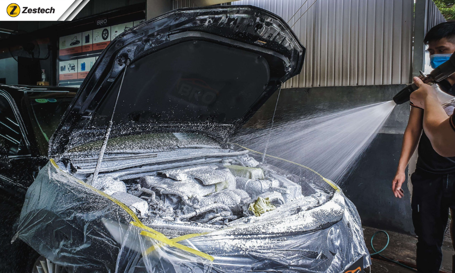 Quy trình 7 bước vệ sinh khoang máy ô tô chuẩn detailing 5 Cọ rửa chi tiết bằng cọ chuyên dụng