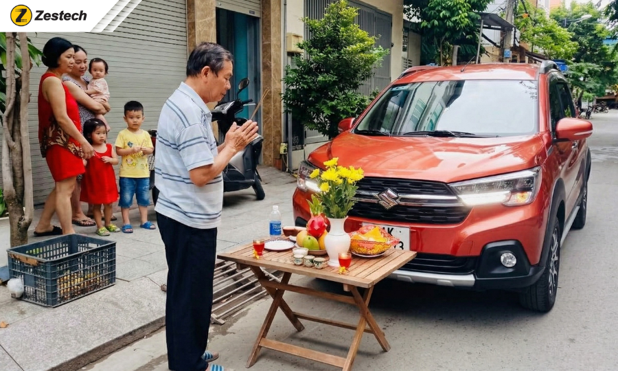 Cúng xe ô tô mới mua-Tiến hành thắp nhang và khấn vái