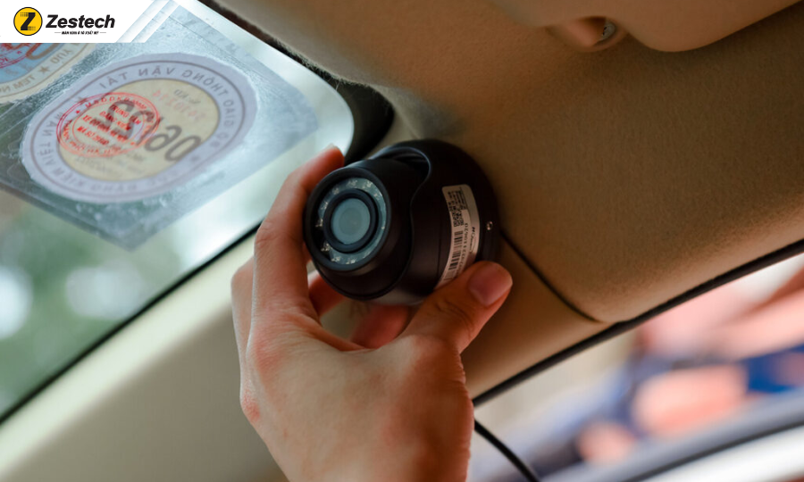 Gắn camera hành trình ở đâu? Vị trí chuẩn xác giúp lái xe an toàn 3 Gắn camera HT góc trên cùng bên phải kính lái