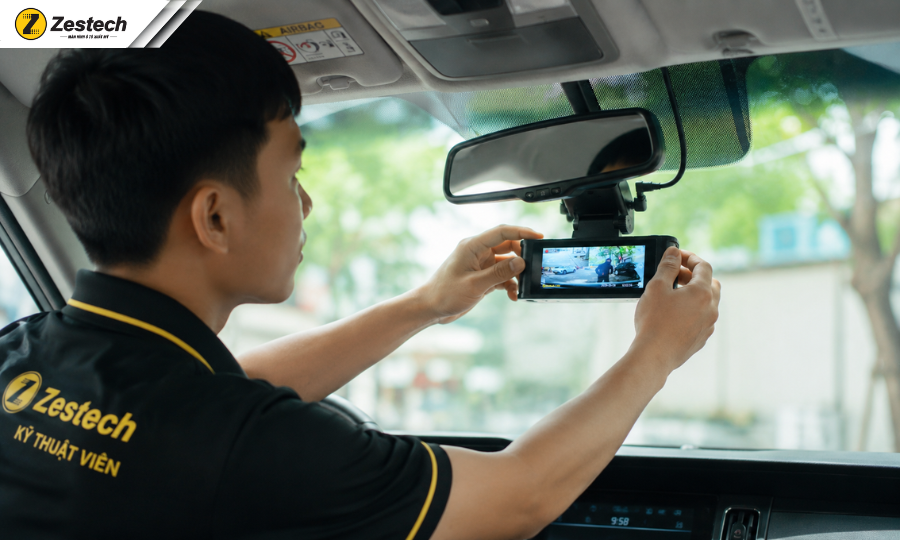 Gắn camera hành trình ở đâu? Vị trí chuẩn xác giúp lái xe an toàn 2 Gắn camera hành trình dưới gương chiếu hậu trung tâm