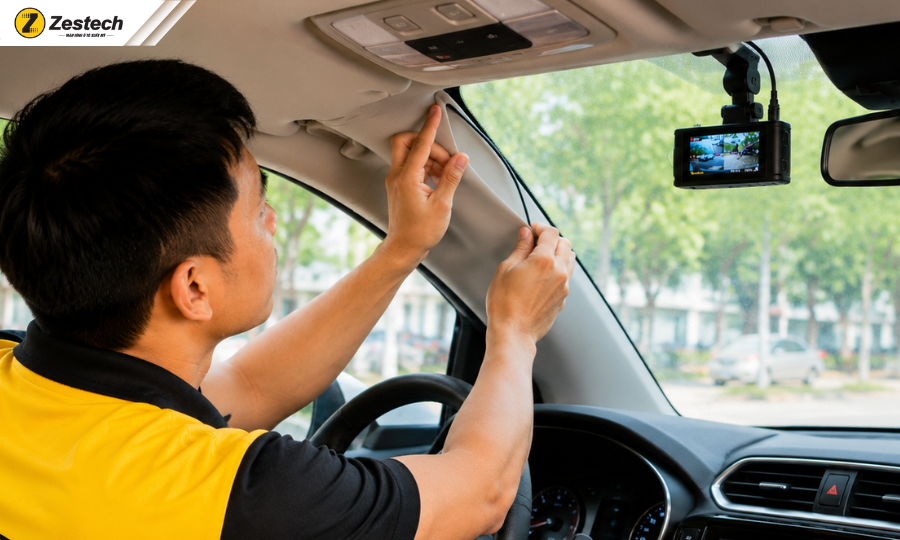 Lắp camera hành trình ô tô đơn giản với 6 bước 3 Bước 2: Đi dây nguồn camera hành trình lên trần xe