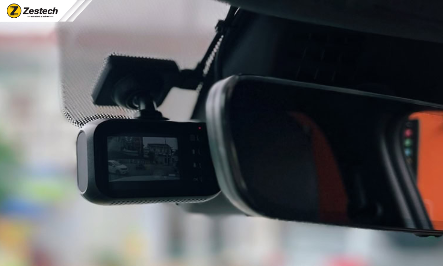 Camera ô tô không dây là gì? Top 5 camera hành trình wifi đáng mua 11 Camera hành trình Nextbase A161 Wifi gắn ở vị trí kính xe