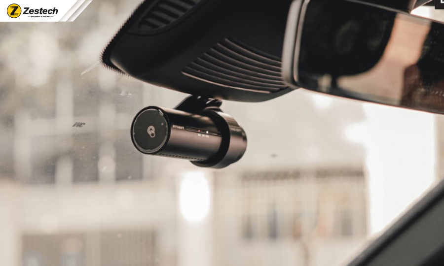Camera ô tô không dây là gì? Top 5 camera hành trình wifi đáng mua 14 Camera ô tô không dây Blackvue DR970X Cloud khi gắn trên kính xe