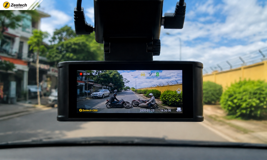Camera hành trình ô tô lưu giữ bằng chứng khi xảy ra va chạm